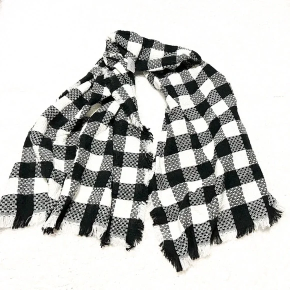 🆕 Buffalo plaid ivory white & black fringe scarf one size - Picture 5 of 8